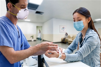 aufnahme-durch-pflegekraft-patient-erhält-armband-vom-zd510-drucker