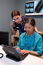 gesundheitswesen-anwendung-hc50-pflegekraft-sprechend-arzt-tippend