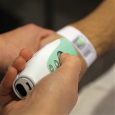 rida-handscanner-in-verwendung-bei-einem-patienten-2