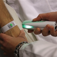 rida-handscanner-in-verwendung-bei-einem-patienten