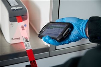 sanitäter-scannt-etikett