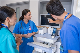 zd510-hc50-connect-cradle-gang-arzt-pflegekraft-schauend-patient-datensatz-1