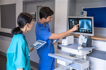 zd510-hc50-connect-cradle-gang-arzt-pflegekraft-schauend-patient-datensatz-2